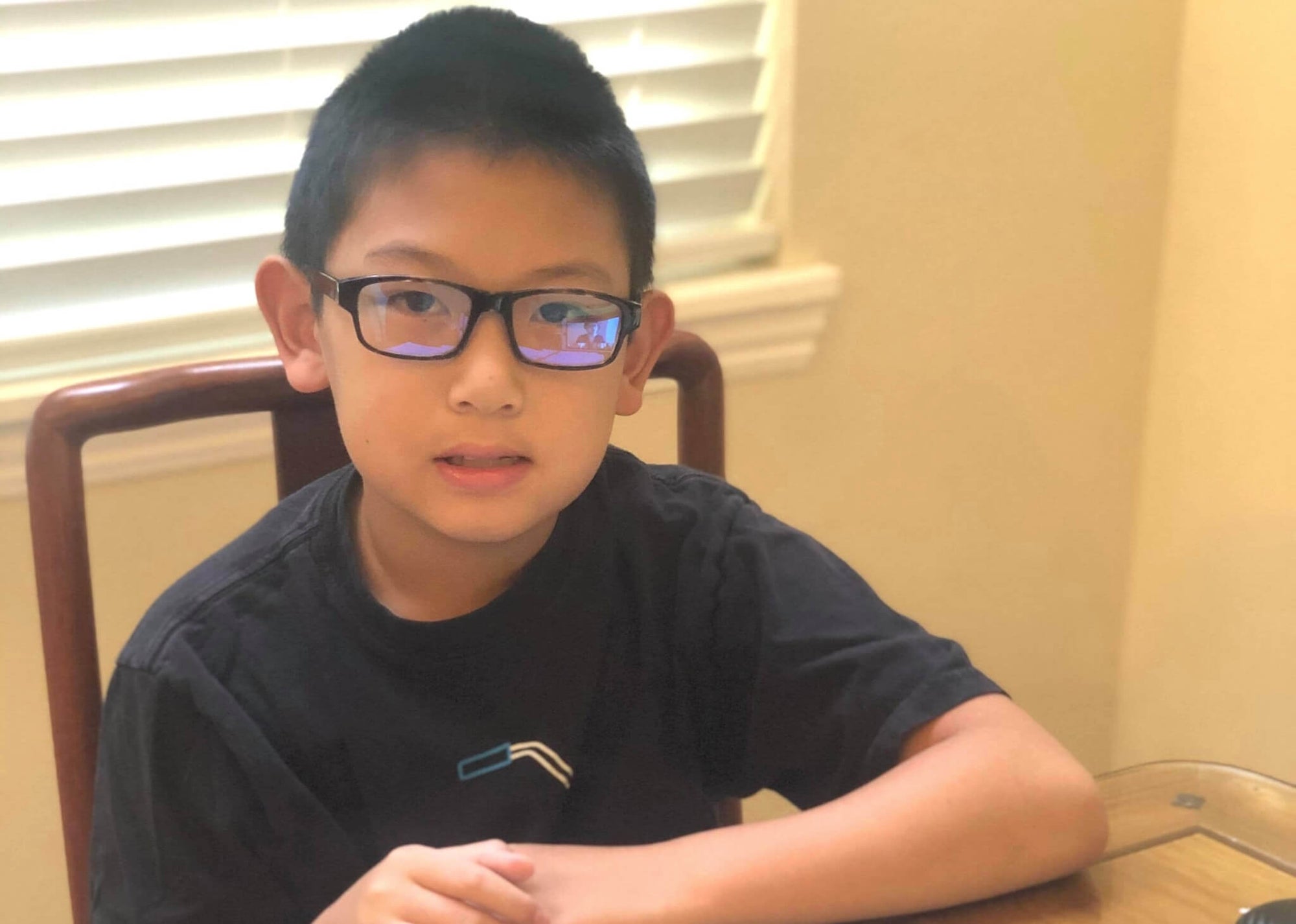 Darwin kids blue light blocking glasses by Umizato